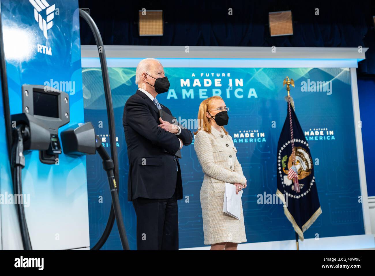 Le président Joe Biden fait des remarques lors d'une annonce avec le tritium sur la fabrication de chargeurs de véhicules électriques le mardi 8 février 2022, dans l'Auditorium de la Cour du Sud, dans l'immeuble Eisenhower de la Maison Blanche. (Photo officielle de la Maison Blanche par Adam Schultz) Banque D'Images