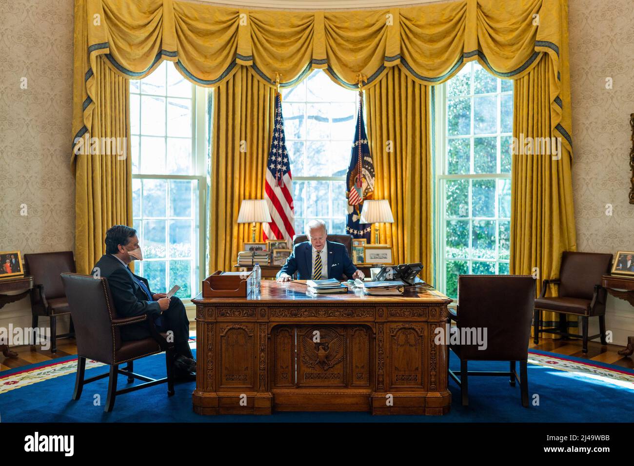 Le président Joe Biden rencontre le personnel de la Maison-Blanche dans le bureau ovale de la Maison-Blanche le jeudi 10 février 2022 pour revoir les remarques qu'il prononcera lors de son voyage en Virginie. (Photo officielle de la Maison Blanche par Cameron Smith) Banque D'Images