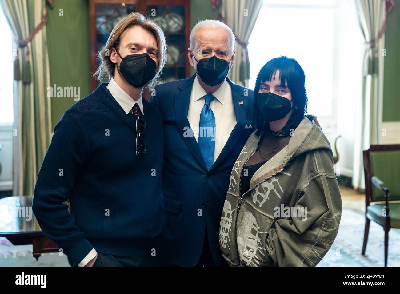 Le président Joe Biden et le commandant de la famille Biden saluent la chanteuse Billie Eilish et son équipe, le mercredi 9 février 2022, dans la salle verte de la Maison Blanche. (Photo officielle de la Maison Blanche par Adam Schultz) Banque D'Images