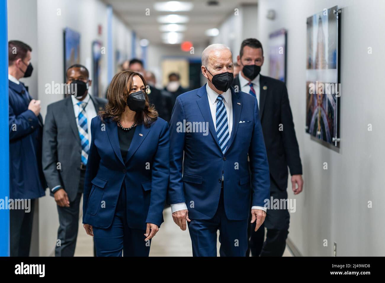 Le président Joe Biden et le vice-président Kamala Harris arrivent à la section locale 5 des IronWorkers, le vendredi 4 février 2022, à Upper Marlboro, Maryland. (Photo officielle de la Maison Blanche par Adam Schultz) Banque D'Images