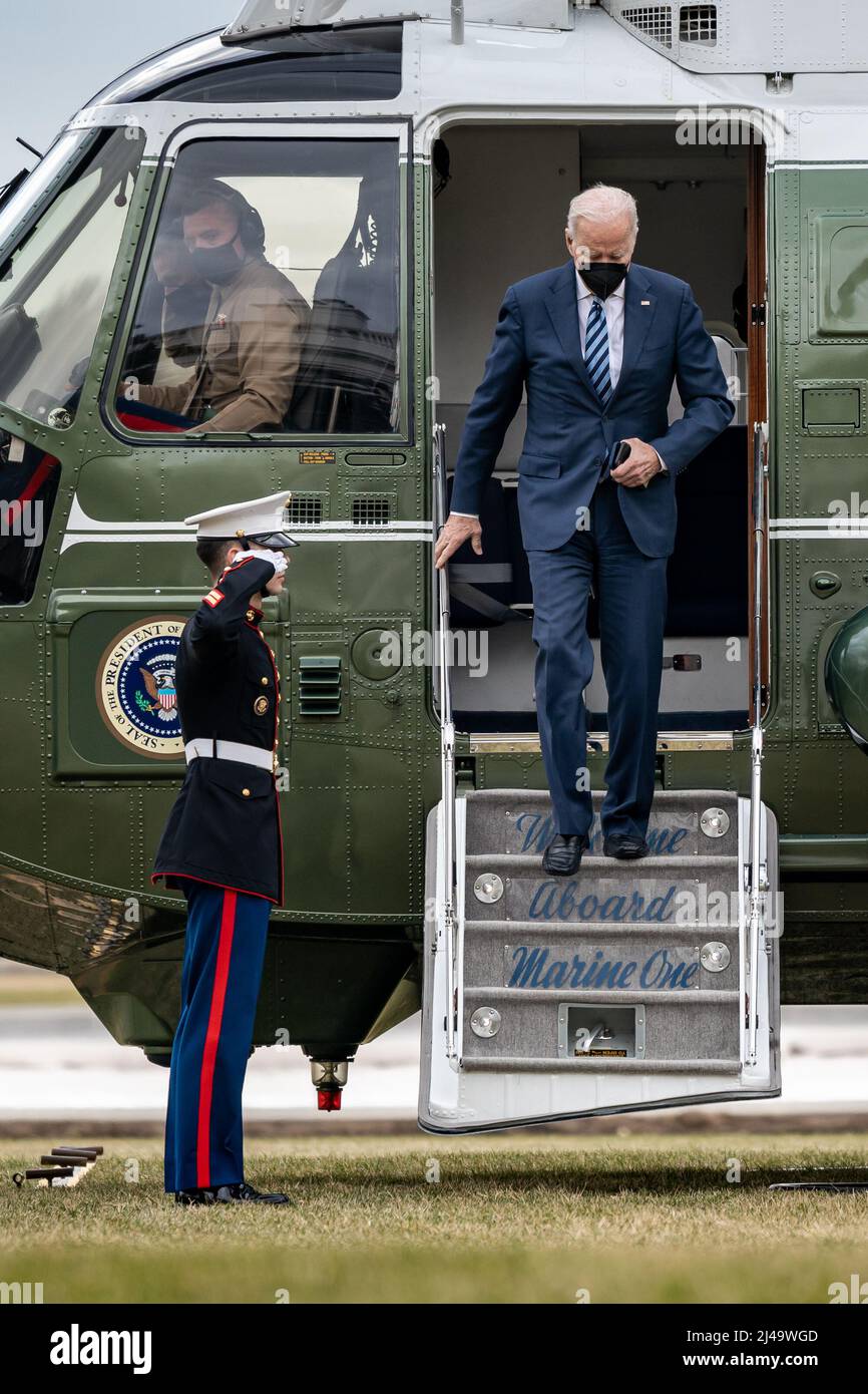 Le président Joe Biden débarque Marine One sur la pelouse sud de la Maison Blanche, le jeudi 17 février 2022, après son voyage en Ohio. (Photo officielle de la Maison Blanche par Carlos Fyfe) Banque D'Images