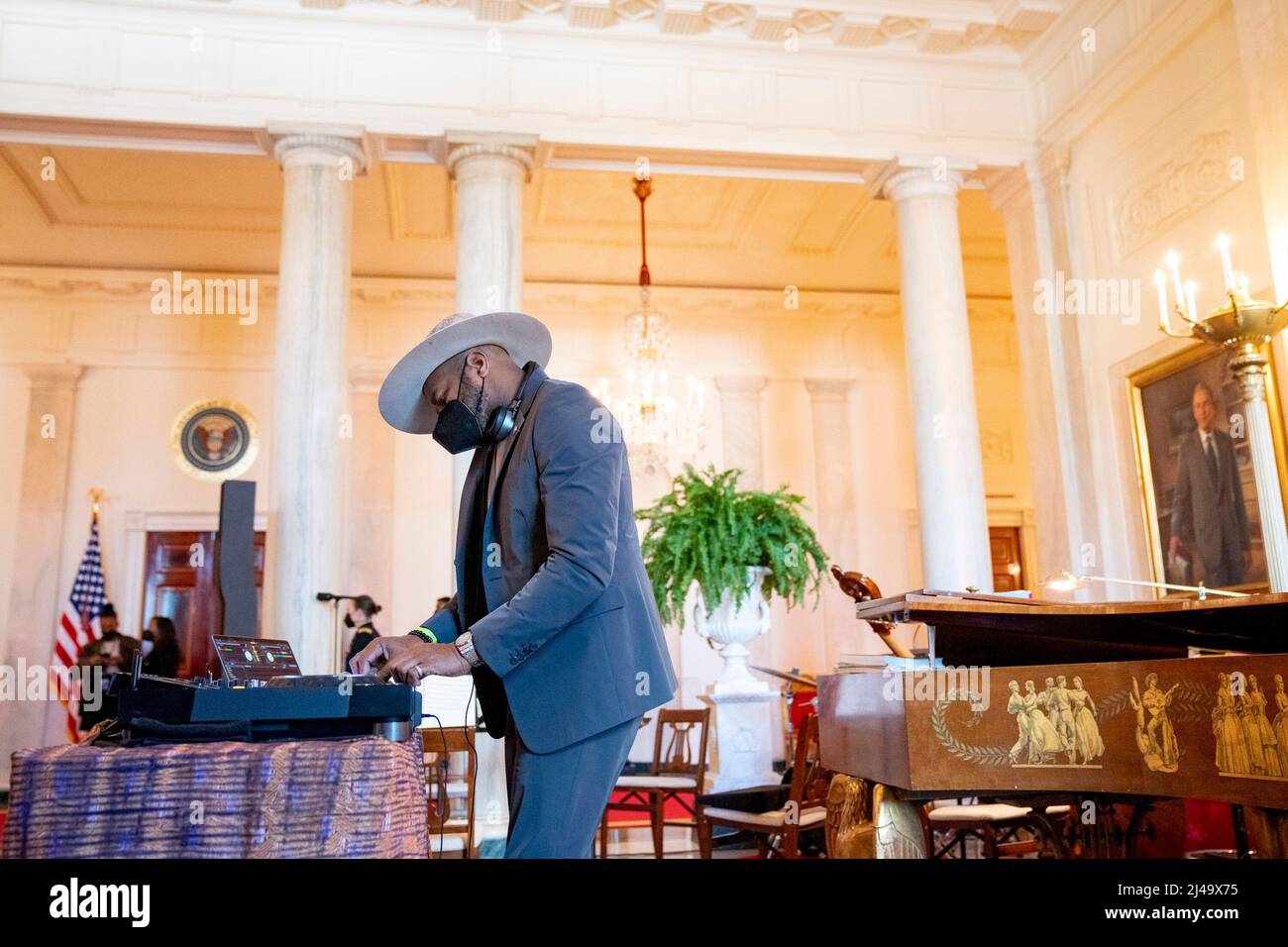 Les invités se mêlent et écoutent la musique du DJ D-Nice avant une célébration du mois de l'histoire des Noirs, le lundi 28 février 2022, dans le Grand foyer de la Maison Blanche. (Photo officielle de la Maison Blanche par Erin Scott) Banque D'Images