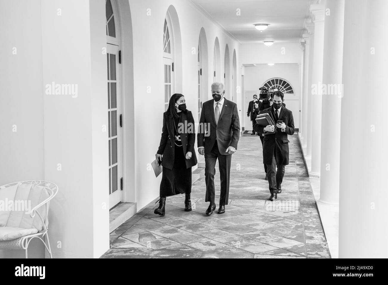 Le président Joe Biden traverse la Colonnade de la Maison Blanche, le vendredi 25 février 2022, en route vers le Bureau ovale. (Photo officielle de la Maison Blanche par Adam Schultz) Banque D'Images