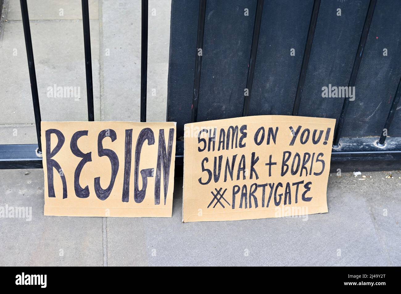 Londres, Royaume-Uni. Les manifestants de SODEM, avec un sens de l'humour, ont manifesté devant Downing Street lors du dernier scandale qui a défait Boris Johnson et Rishi Sunak. Whitehall, Westminster. Crédit : michael melia/Alay Live News Banque D'Images