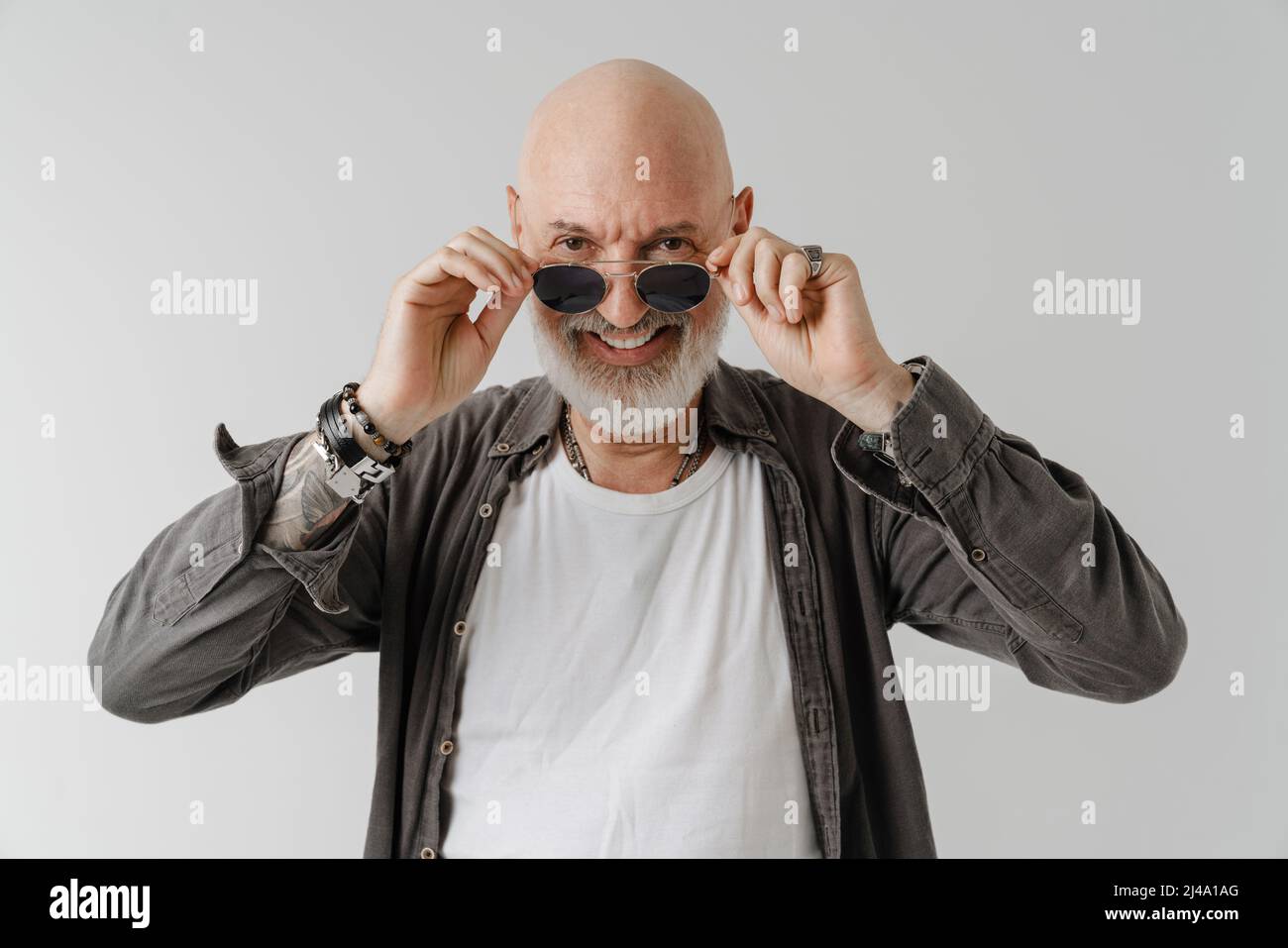 Homme européen chauve en lunettes de soleil riant et regardant la caméra  isolée sur fond blanc Photo Stock - Alamy