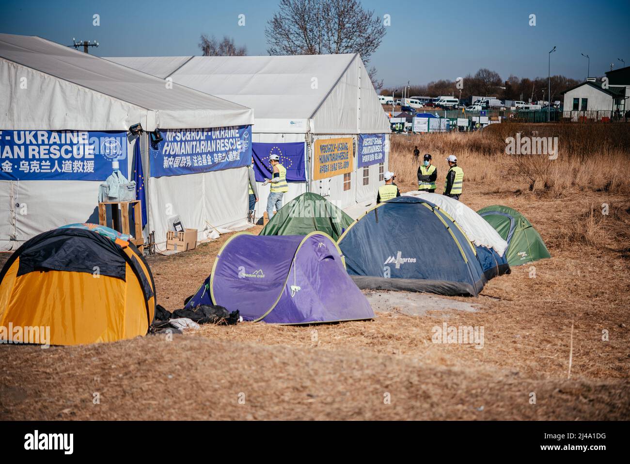 Medyka, Pologne - 24 mars 2022 : camp de réfugiés au poste frontière entre l'Ukraine et la Pologne à Medyka. Les personnes fuyant la guerre en Ukraine Banque D'Images