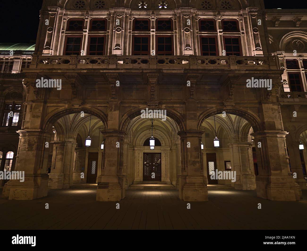 Vue de face de l'entrée de l'est du célèbre Opéra d'Etat de Vienne dans le centre historique de Vienne, Autriche la nuit avec lanternes. Banque D'Images