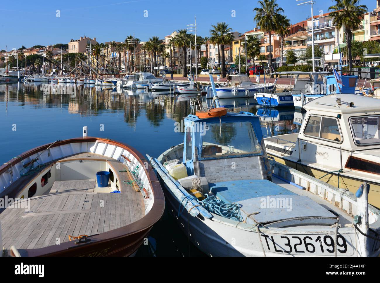 Bateaux méditerranéens dans le port de Bandol Photo Stock - Alamy