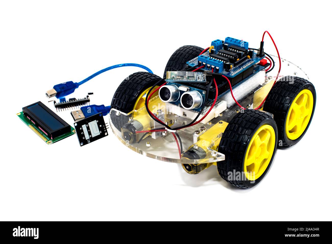 Robotique pour enfants. Voiture robotique programmable avec capacité d'évitement d'obstacles et de suivi de ligne, isolée sur fond blanc avec chemin de coupure. Voiture Banque D'Images