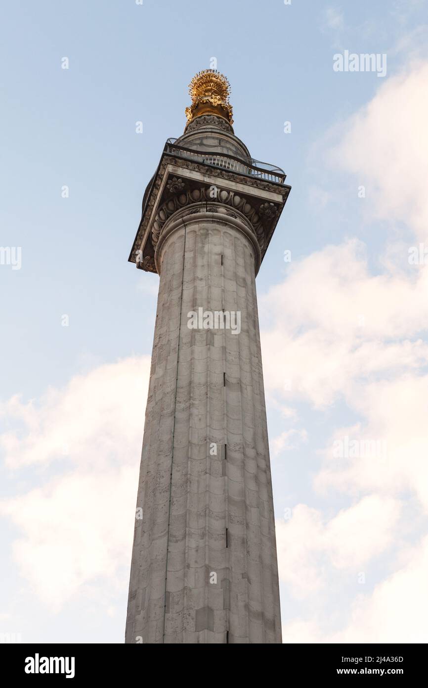 Le Monument du Grand incendie de Londres, c'est une colonne Doric à cannelures à Londres, en Angleterre, située près de l'extrémité nord du London Bridge. Construit Banque D'Images