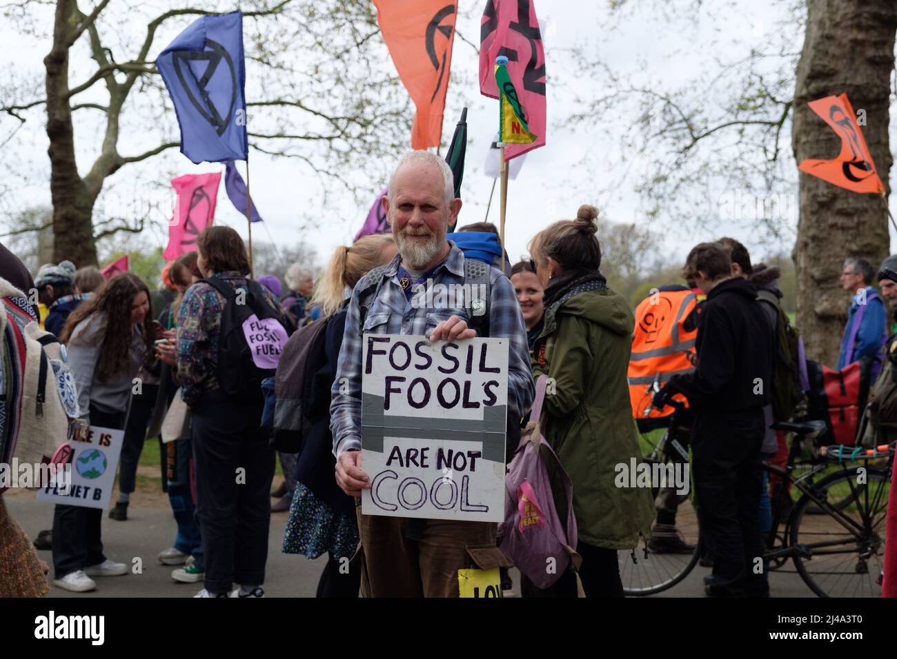 Londres, Royaume-Uni. 13th avril 2022. Les membres de la rébellion de l'extinction (XR) se sont rassemblés à Hyde Park et ont défilé à travers Londres, traversant le pont de Westminster jusqu'à Southbank et finissant au siège social de Shell où de nombreux activistes se sont collés au sol, bloquant ainsi plusieurs entrées dans le bâtiment. Aujourd'hui s'inscrivait dans le cadre d'une vague de manifestations et de désobéissance civile d'une semaine pour exiger un arrêt immédiat de toutes les nouvelles infrastructures de combustibles fossiles par le gouvernement britannique dans le contexte de la crise climatique et de l'urgence écologique. Crédit : Dan Pearson/Alamy Live News Banque D'Images