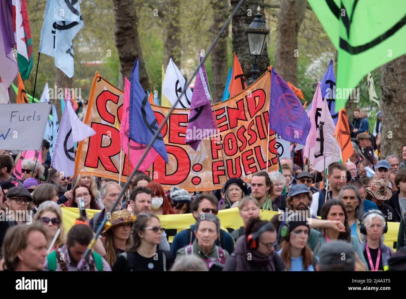 Londres, Royaume-Uni. 13th avril 2022. Les membres de la rébellion de l'extinction (XR) se sont rassemblés à Hyde Park et ont défilé à travers Londres, traversant le pont de Westminster jusqu'à Southbank et finissant au siège social de Shell où de nombreux activistes se sont collés au sol, bloquant ainsi plusieurs entrées dans le bâtiment. Aujourd'hui s'inscrivait dans le cadre d'une vague de manifestations et de désobéissance civile d'une semaine pour exiger un arrêt immédiat de toutes les nouvelles infrastructures de combustibles fossiles par le gouvernement britannique dans le contexte de la crise climatique et de l'urgence écologique. Crédit : Dan Pearson/Alamy Live News Banque D'Images