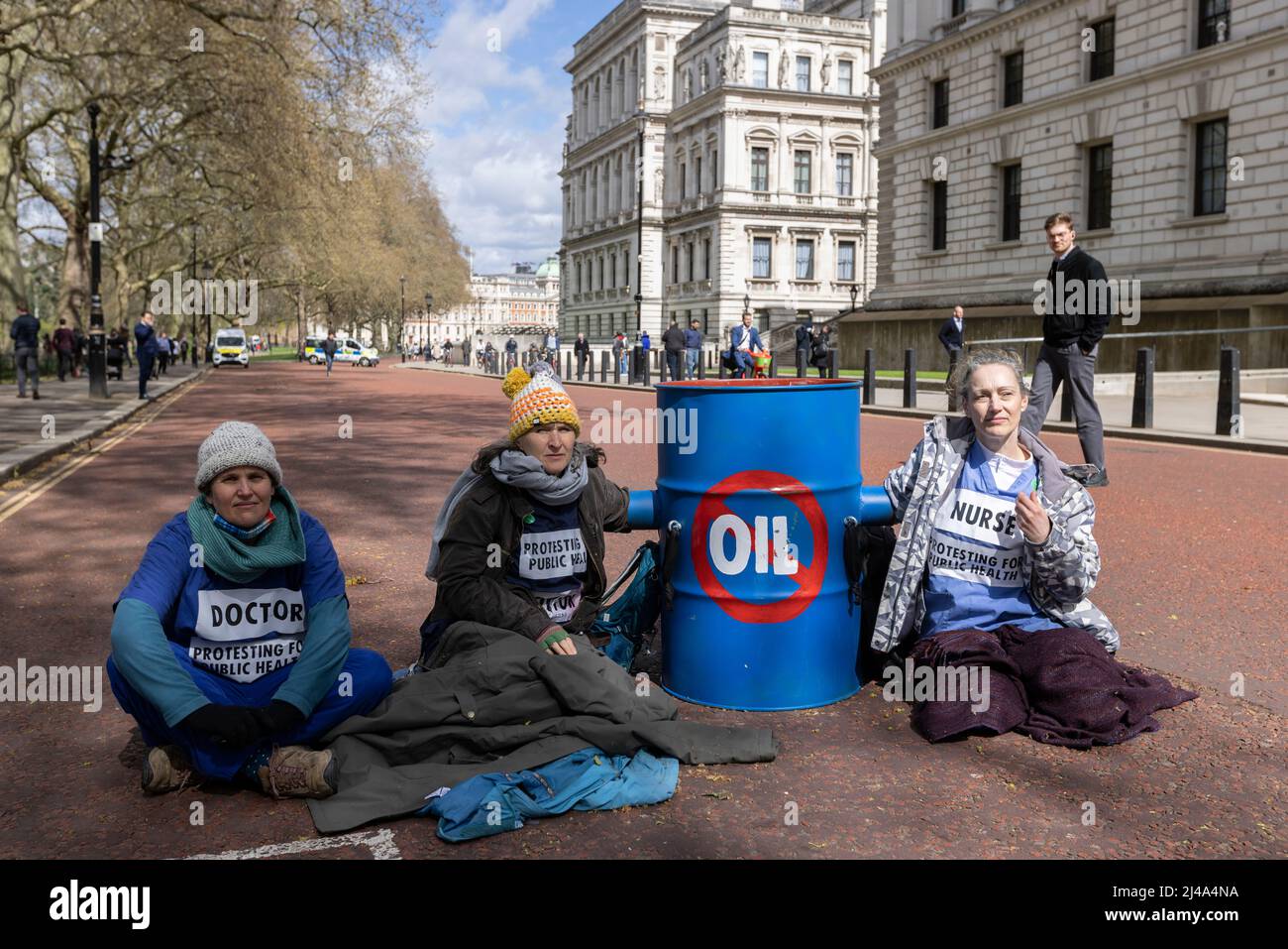 Des manifestants pour l'environnement à l'extérieur des bâtiments gouvernementaux de Whitehall manifestent contre le réchauffement climatique et l'utilisation de combustibles fossiles, Londres, Royaume-Uni Banque D'Images