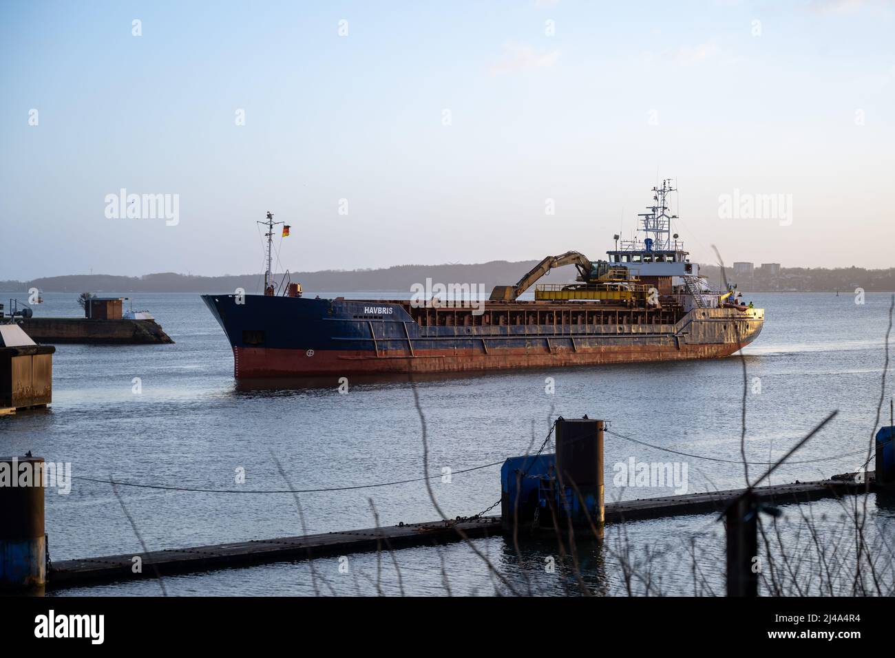 Kiel, Allemagne - 22 février 2022 : un navire maritime entre dans le canal de Kiel depuis la mer Baltique. Le canal de Kiel relie la mer Baltique à la mer du Nord Banque D'Images