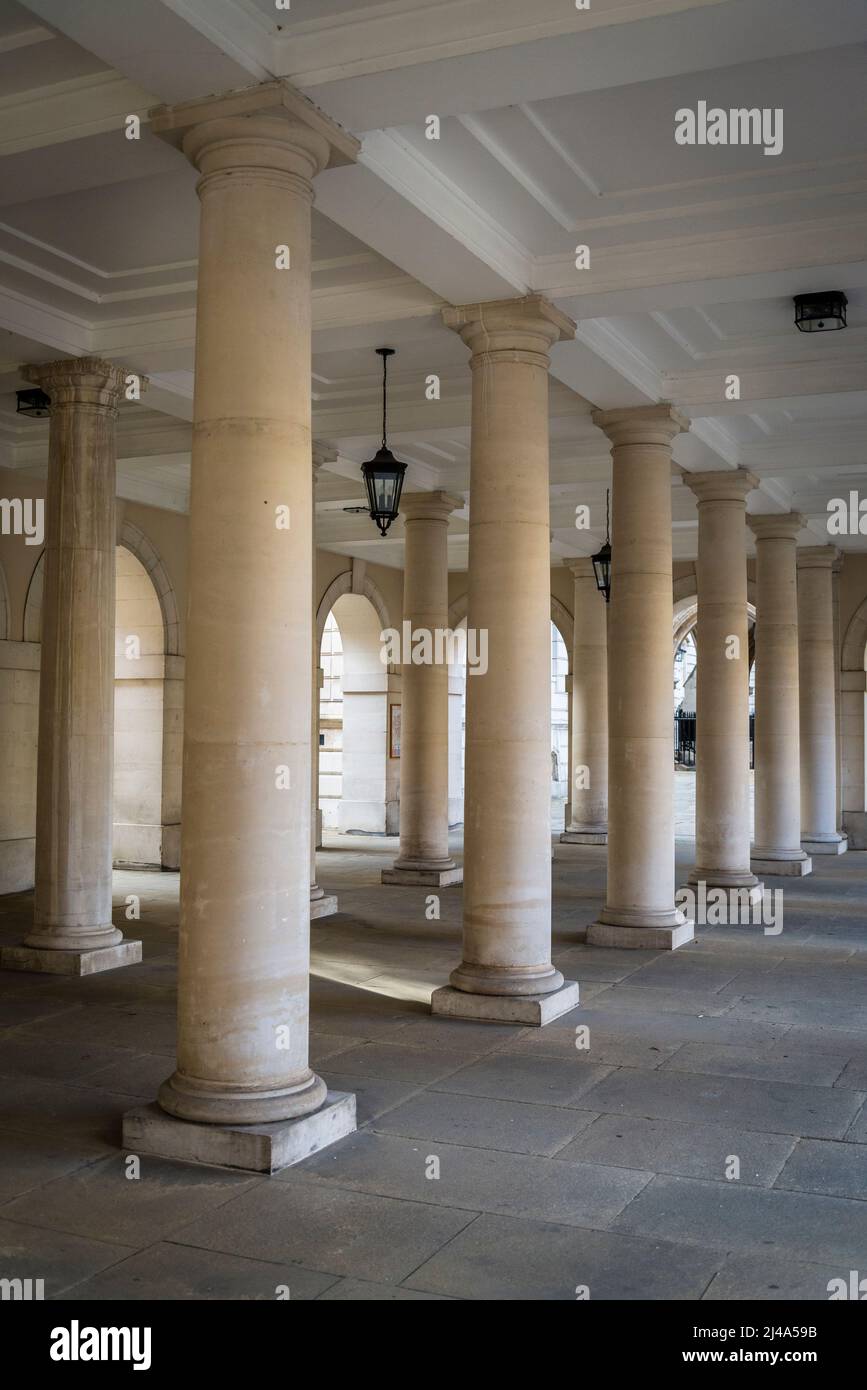 Colonnades aux chambres des barriseurs de Pump court. Temple, Londres, Angleterre, Royaume-Uni Banque D'Images