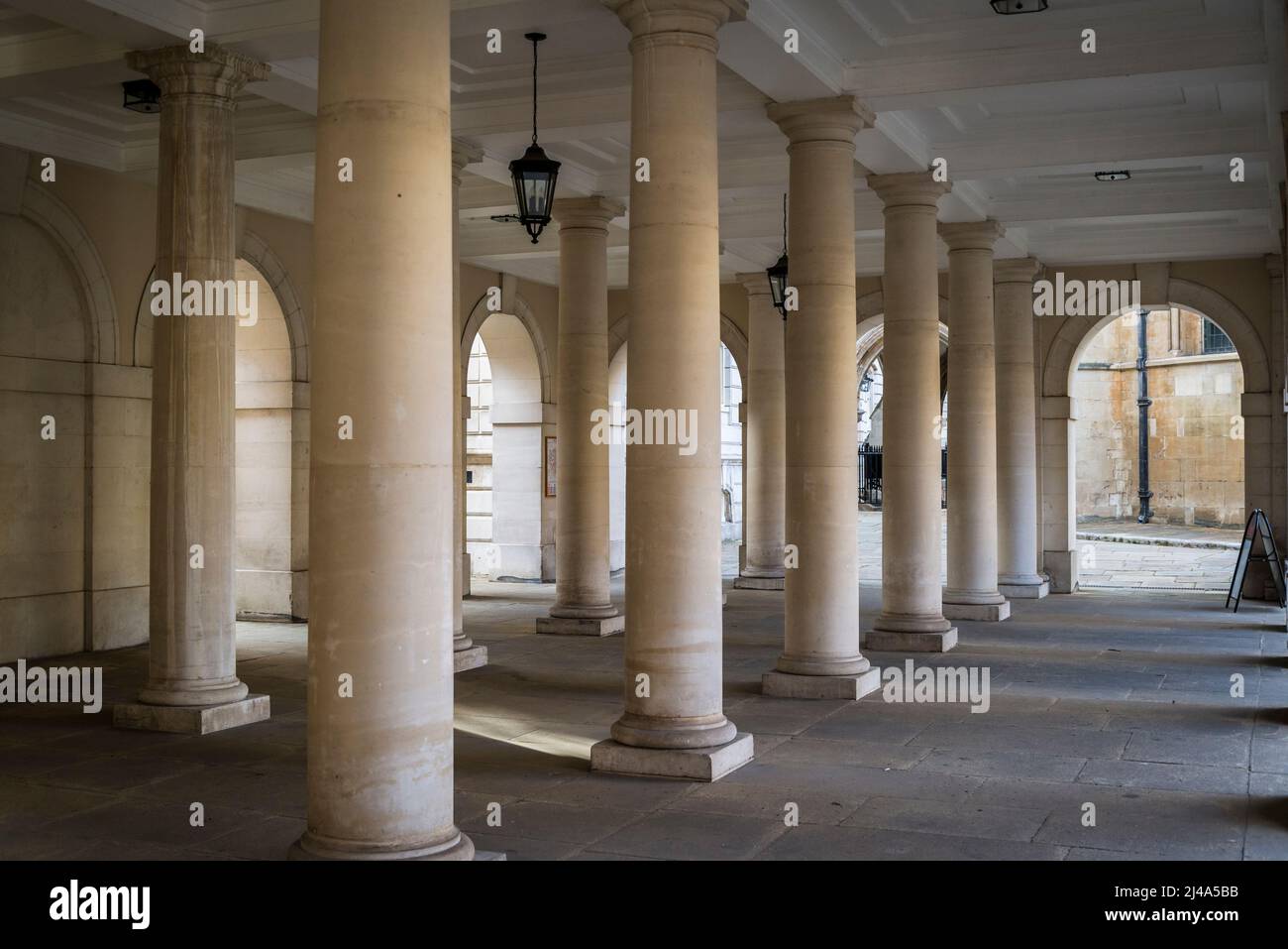Colonnades aux chambres des barriseurs de Pump court. Temple, Londres, Angleterre, Royaume-Uni Banque D'Images