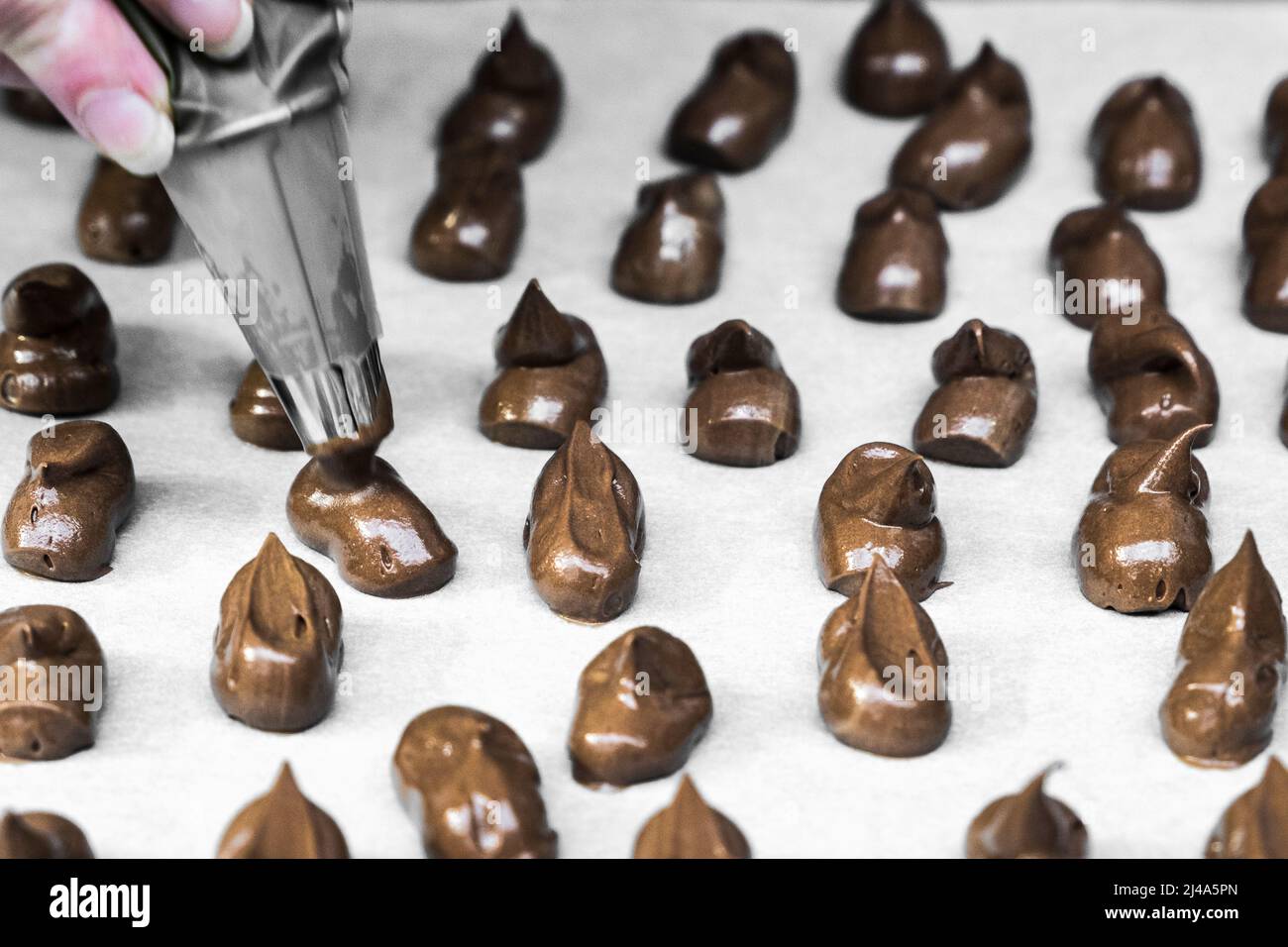 Sachet à pâtisserie pour décorer le chocolat | Poche a douille pour porter  une décoration du chocolat Photo Stock - Alamy