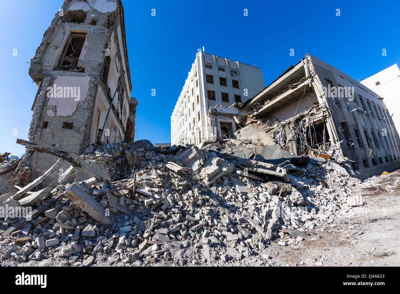 Bâtiment partiellement détruit et démoli de l'Institut régional d'administration publique de Kharkiv de l'Académie nationale d'administration publique u Banque D'Images