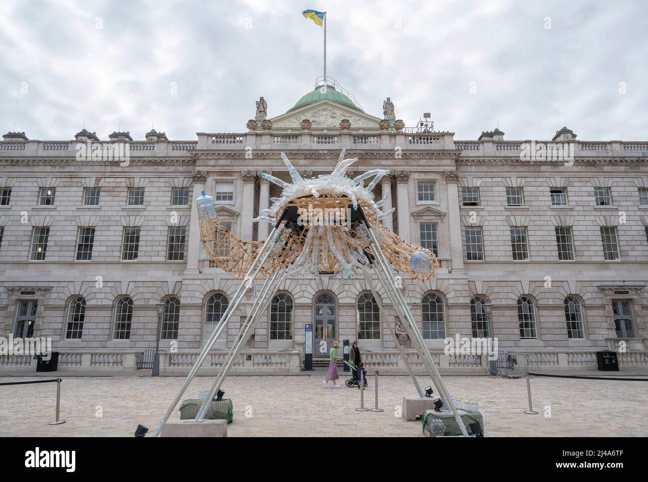 Somerset House, Londres, Royaume-Uni. 13 avril 2022. Les arks de Gimokudan par l'artiste philippin Leeroy New. Navires construits à l'aide de matériaux réutilisés et recyclés et de déchets plastiques pour marquer le jour de la Terre 2022. Banque D'Images