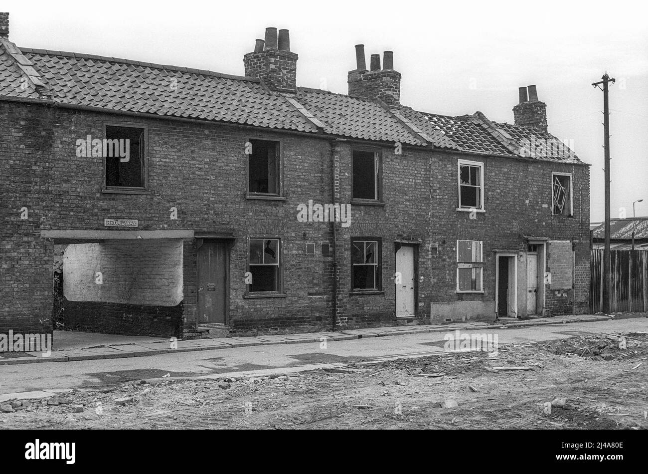 Photographie d'archives de maisons démolies et démolies en partie dans Kirby Street, King's Lynn. L'image est un scan du négatif noir et blanc original pris en février 1976. Banque D'Images