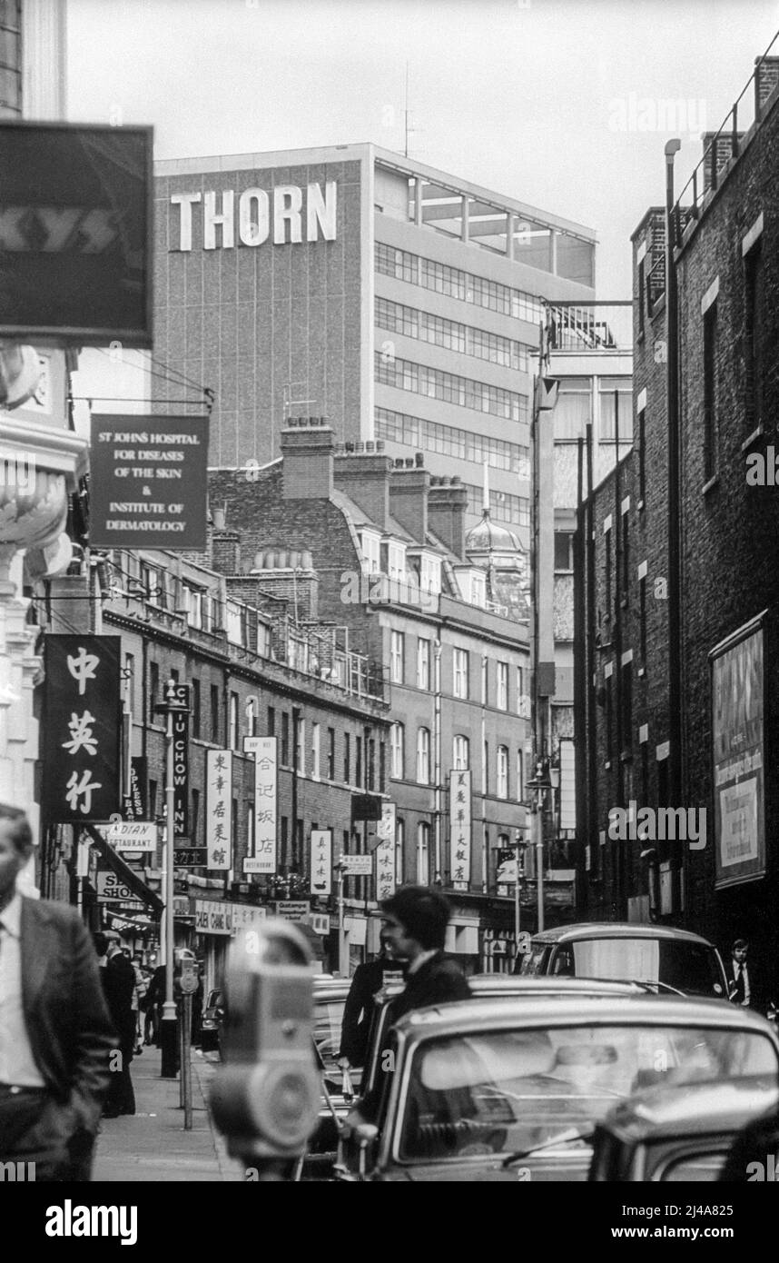 1977 image d'archive de la vue le long de la rue Lisle dans le quartier chinois de Soho, Londres, avant la zone piétonne.La maison de thorn, conçue par Basil Spence & Partners, dans Upper St Martins Lane est en arrière-plan. Banque D'Images