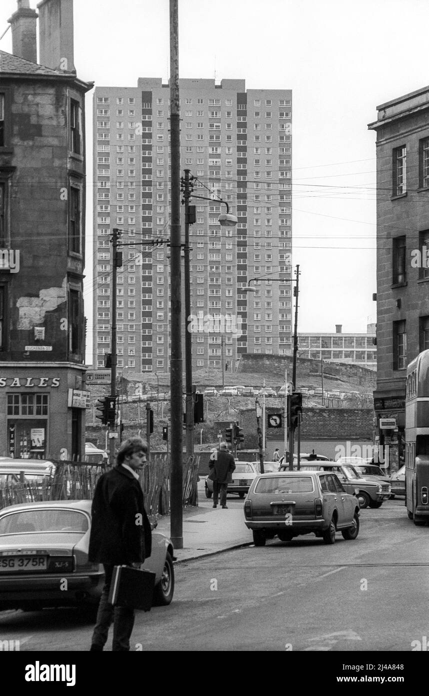 Vue des archives depuis le bout de Sauchiehall Street, Glasgow. L'image est un scan du négatif noir et blanc original pris en avril 1977. Banque D'Images