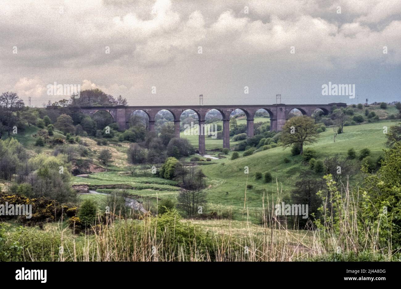 1980s image d'archive de Congleton Viaduct, viaduc de chemin de fer victorien au-dessus de la rivière Dane à Cheshire. Banque D'Images