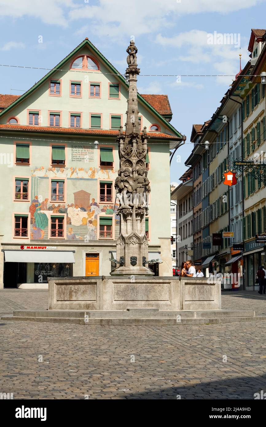 Lucerne, Suisse - 10 mai 2016 : la fontaine Weinmarkt est une fontaine datant de 15th ans entourée de bâtiments historiques décorés de fresques Banque D'Images