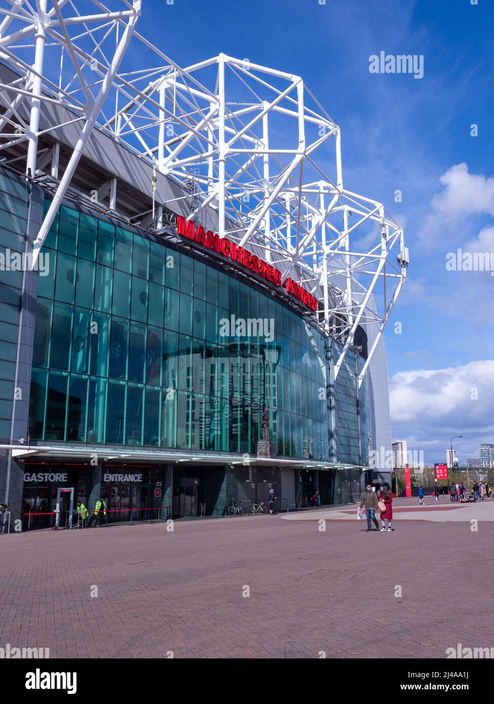 Manchester UK avril 2022 Manchester United Mega store sous le stade de football Banque D'Images