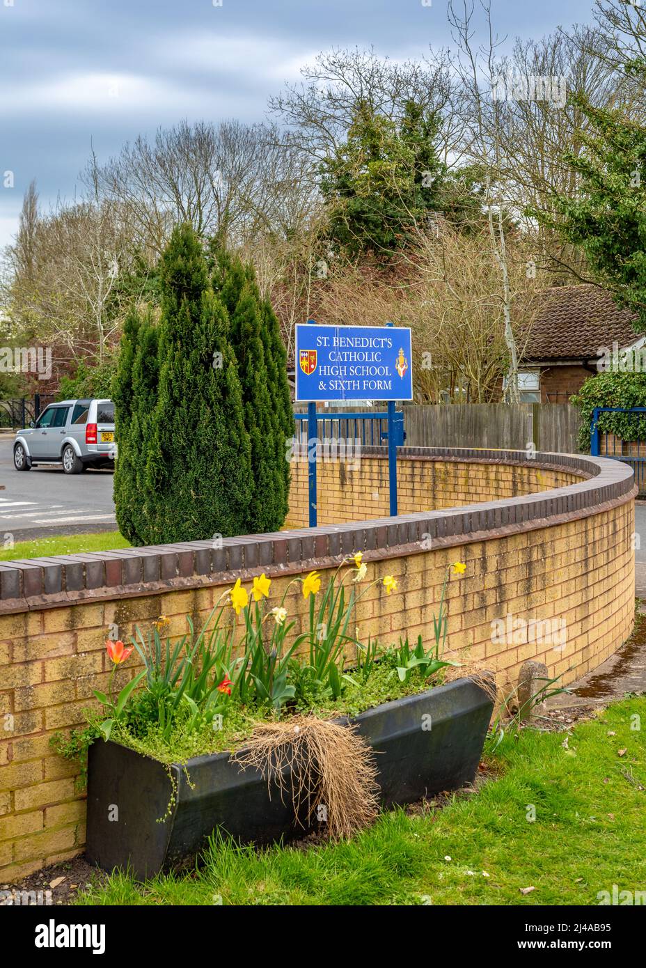 Panneau extérieur St. Benedicts Catholic High School, Alcester, Warwickshire, Angleterre. Banque D'Images