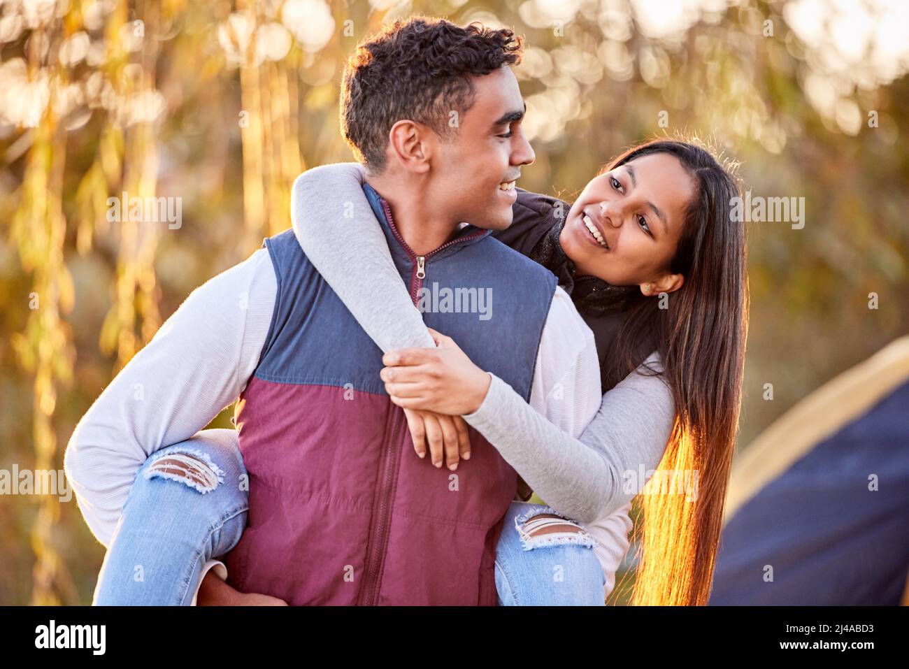 Joyeux campeurs. Photo d'un jeune couple ayant un bon moment dehors tout en campant dehors. Banque D'Images