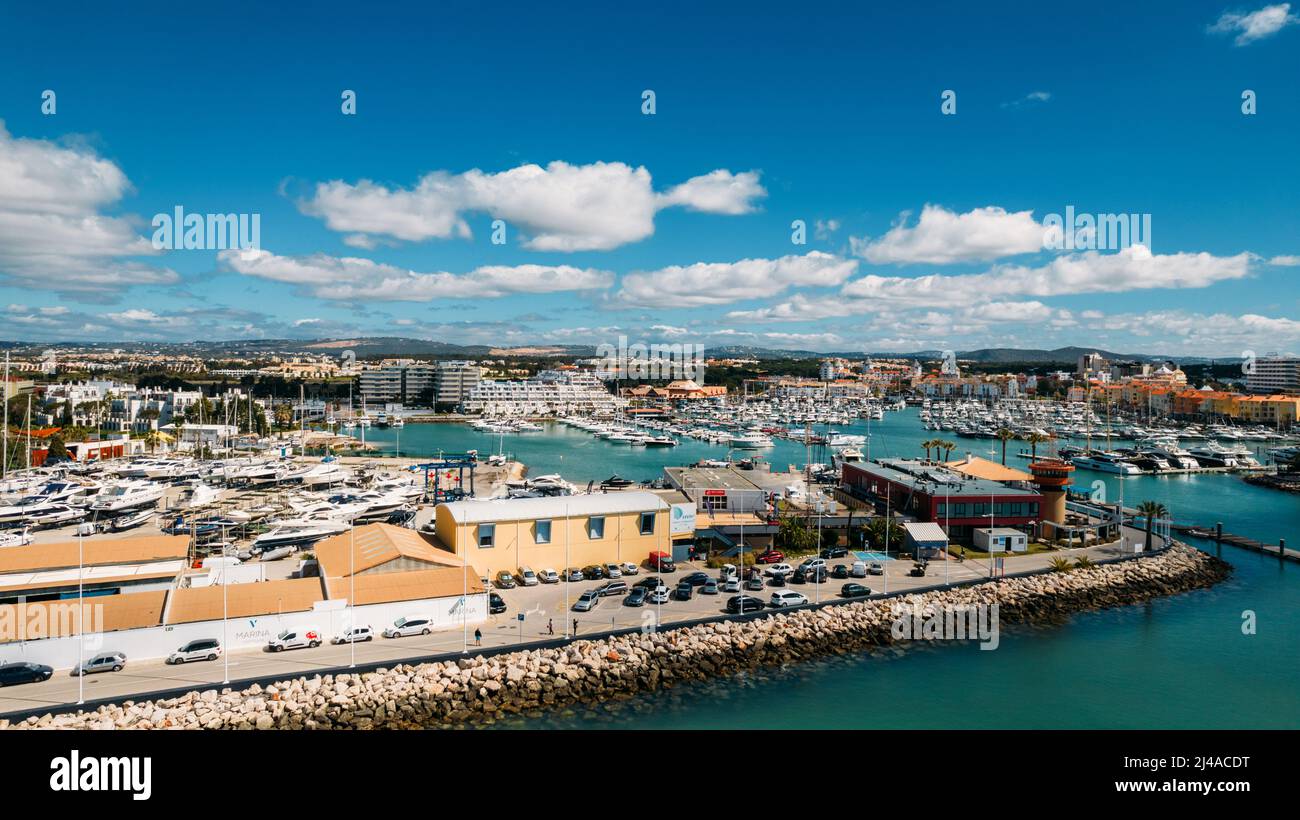 Vilamoura, Portugal - 13 avril 2022 : vue aérienne de la marina moderne et animée de Vilamoura, Portugal, par une journée ensoleillée Banque D'Images