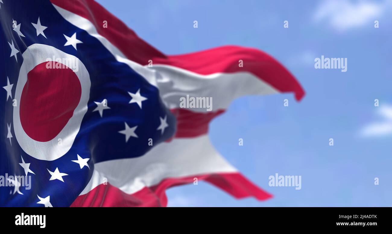 Le drapeau de l'État américain de l'Ohio agité dans le vent. L'Ohio est un État de la région du Midwest des États-Unis. Démocratie et indépendance. Banque D'Images