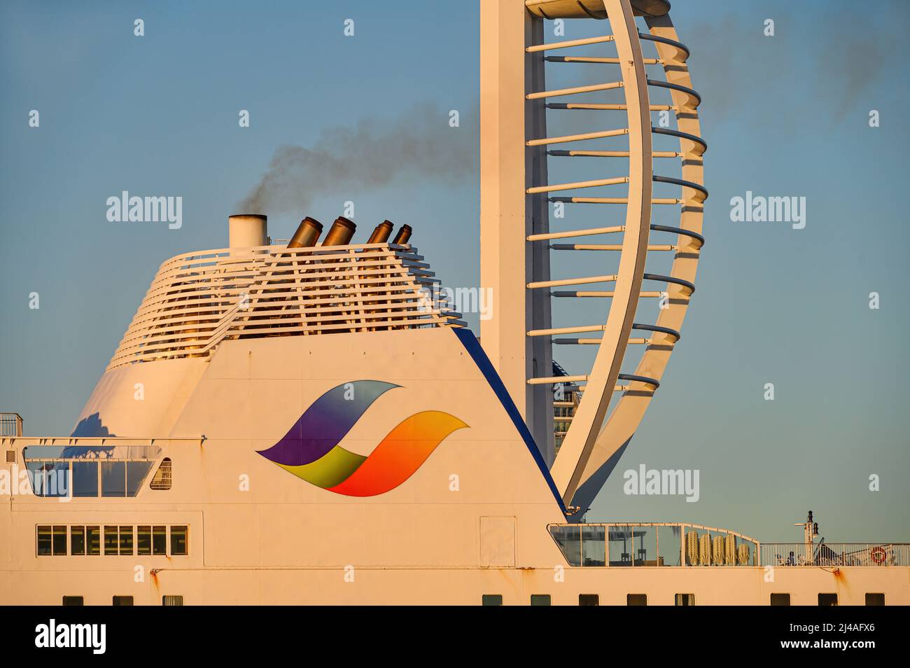 Vue du logo Brittany Ferries sur l'entonnoir du ferry traversant le Mont Saint-Michel en navigue au-delà de la Tour Spinnaker - juin 2021 Banque D'Images
