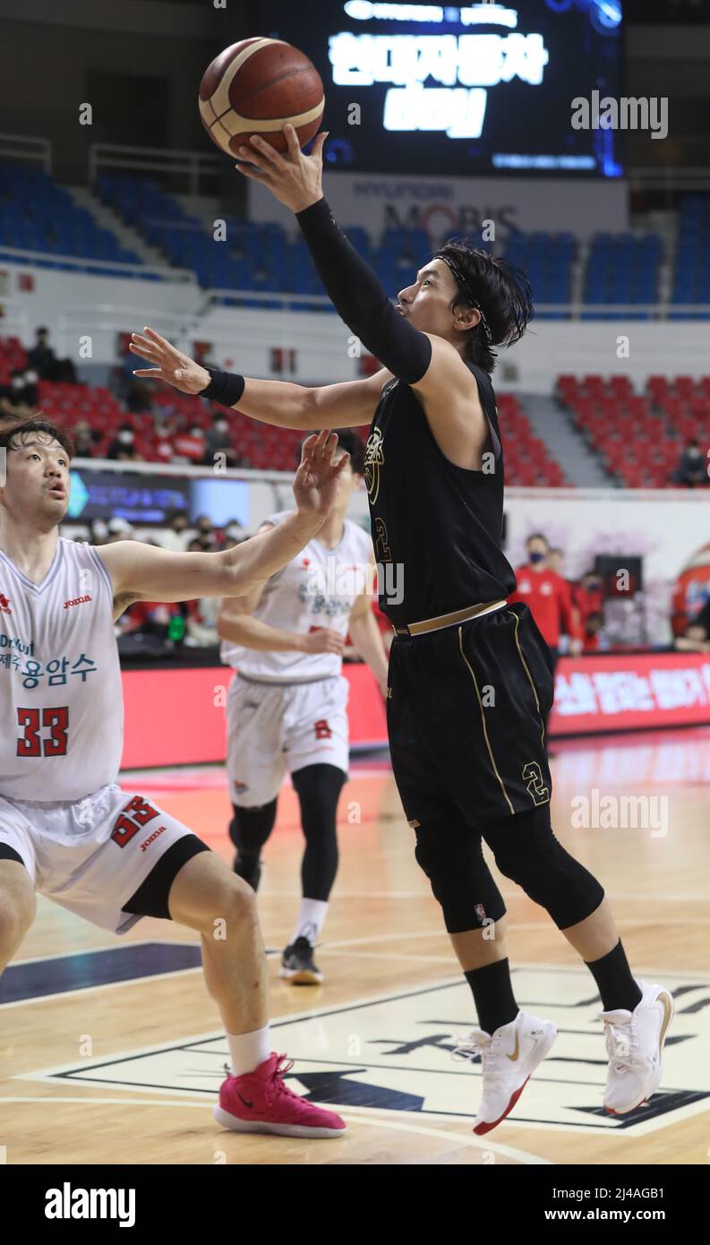 12th avril 2022. Basket-ball : Ulsan Hyundai MOBIS Phoebus vs Goyang Orion  Orions Lee Hyun-min (R) du Ulsan Hyundai MOBIS Phoebus monte pour un tir  lors du jeu 2 de la série