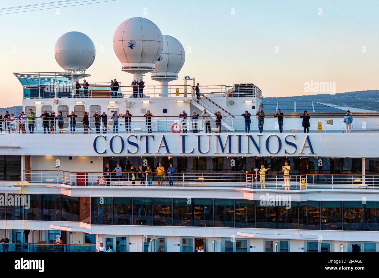 Gros plan des passagers à bord du bateau de croisière Costa Cruises Costa Luminosa, en provenance du port du Pirée - novembre 2018 Banque D'Images