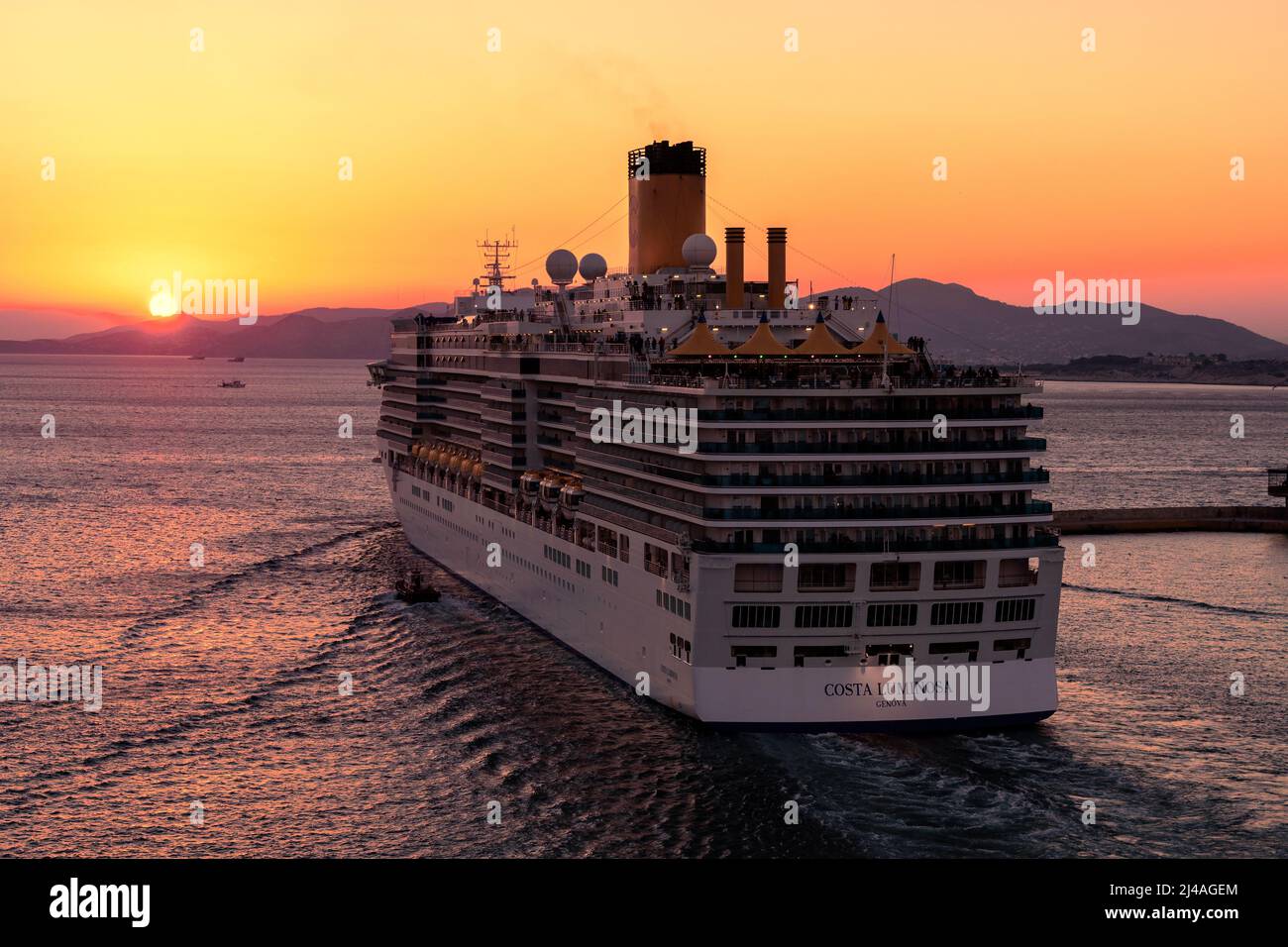 Le bateau de croisière Costa Cruises Costa Luminosa naviguant jusqu'au coucher du soleil depuis le port du Pirée - novembre 2018 Banque D'Images