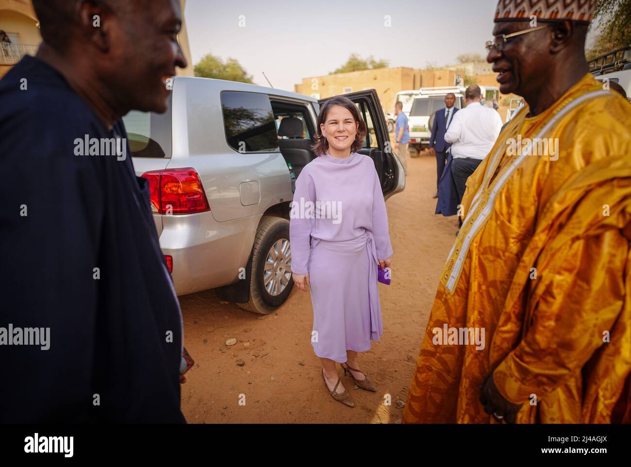 Niamey, Niger. 13th avril 2022. Annalena Baerbock (Bündnis 90/Die Grünen), ministre des Affaires étrangères, est vue par le ministre nigérien de l'éducation Mamiudou Djibo (r) après une conférence à l'Université de Niamey au Niger. Credit: Kay Nietfeld/dpa/Alay Live News Banque D'Images
