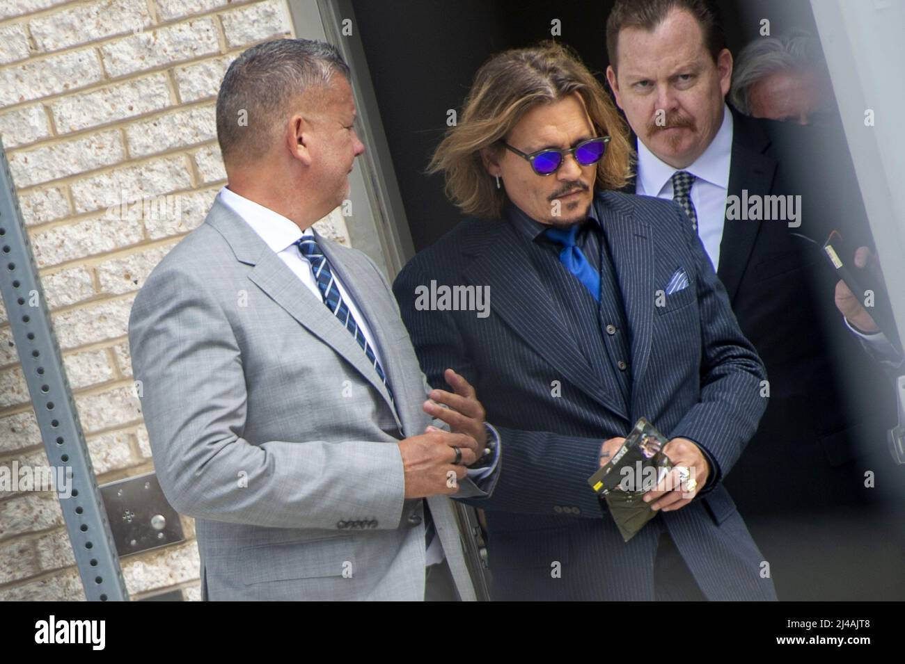 Fairfax, États-Unis. 13th avril 2022. L'acteur Johnny Depp quitte le palais de justice du comté de Fairfax pendant une pause au cours de son procès contre l'actrice Amber entendue à Fairfax, Virginie, le mercredi 13 avril 2022. Depp a intenté une poursuite en diffamation contre Heard, son ancienne femme, après avoir écrit un op-ed dans le Washington Post qui a accusé Depp de violence domestique. Photo de Bonnie Cash/UPI Credit: UPI/Alay Live News Banque D'Images