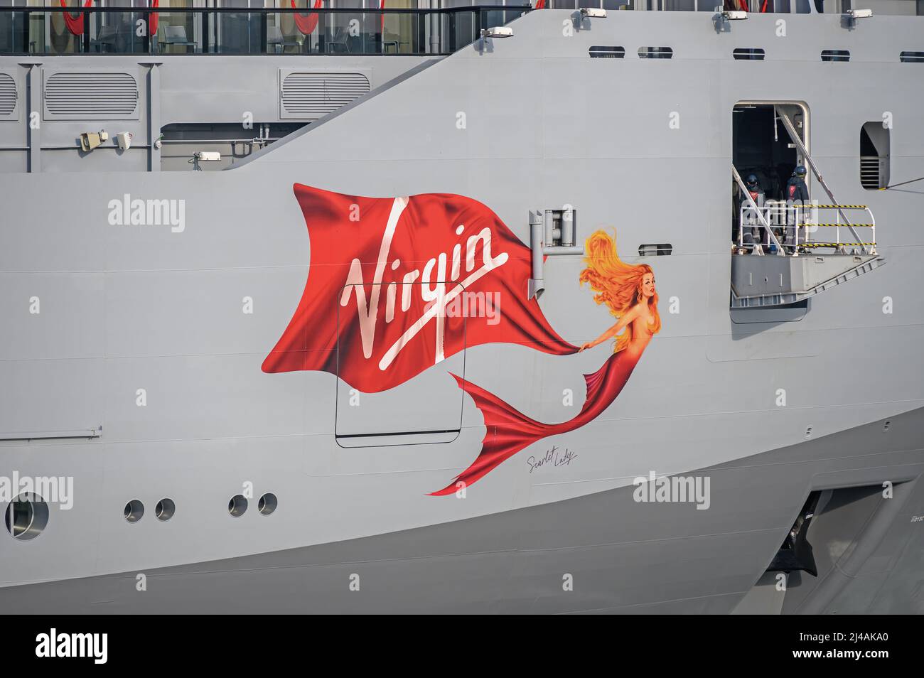 Illustration représentant une sirène sur le côté du bateau de croisière Scarlet Lady, exploité par Virgin Voyages - juin 2021. Banque D'Images