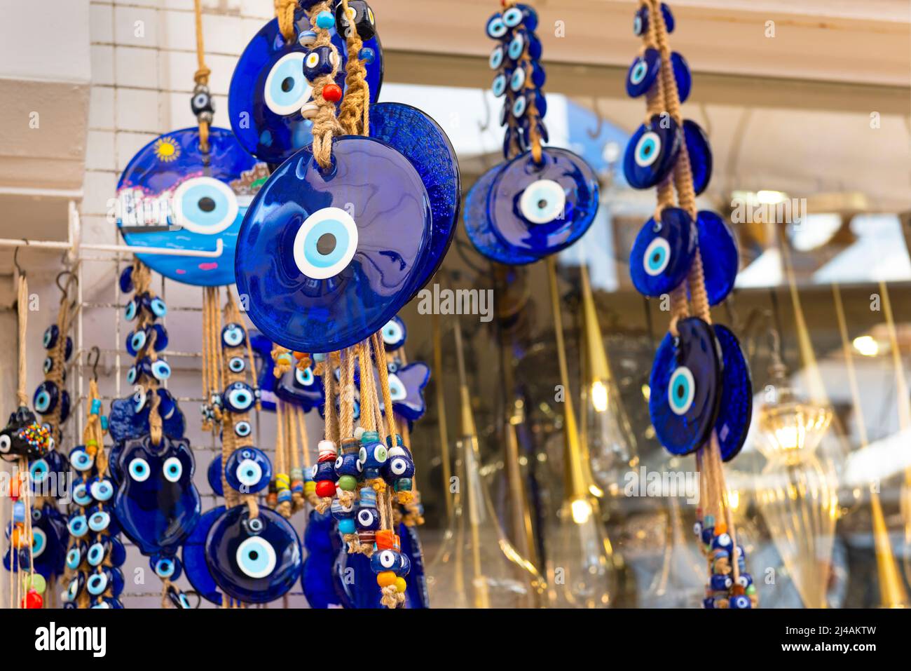 Mal Eye Bead dans la boutique de souvenirs turque. Mascotte turque pour les yeux. Mise au point sélective. Banque D'Images