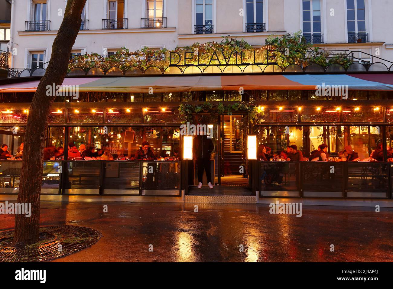 Le Delaville est un restaurant français traditionnel situé sur le boulevard bonne Nouvelle, près de la porte Saint Denis, à Paris, en France. Banque D'Images