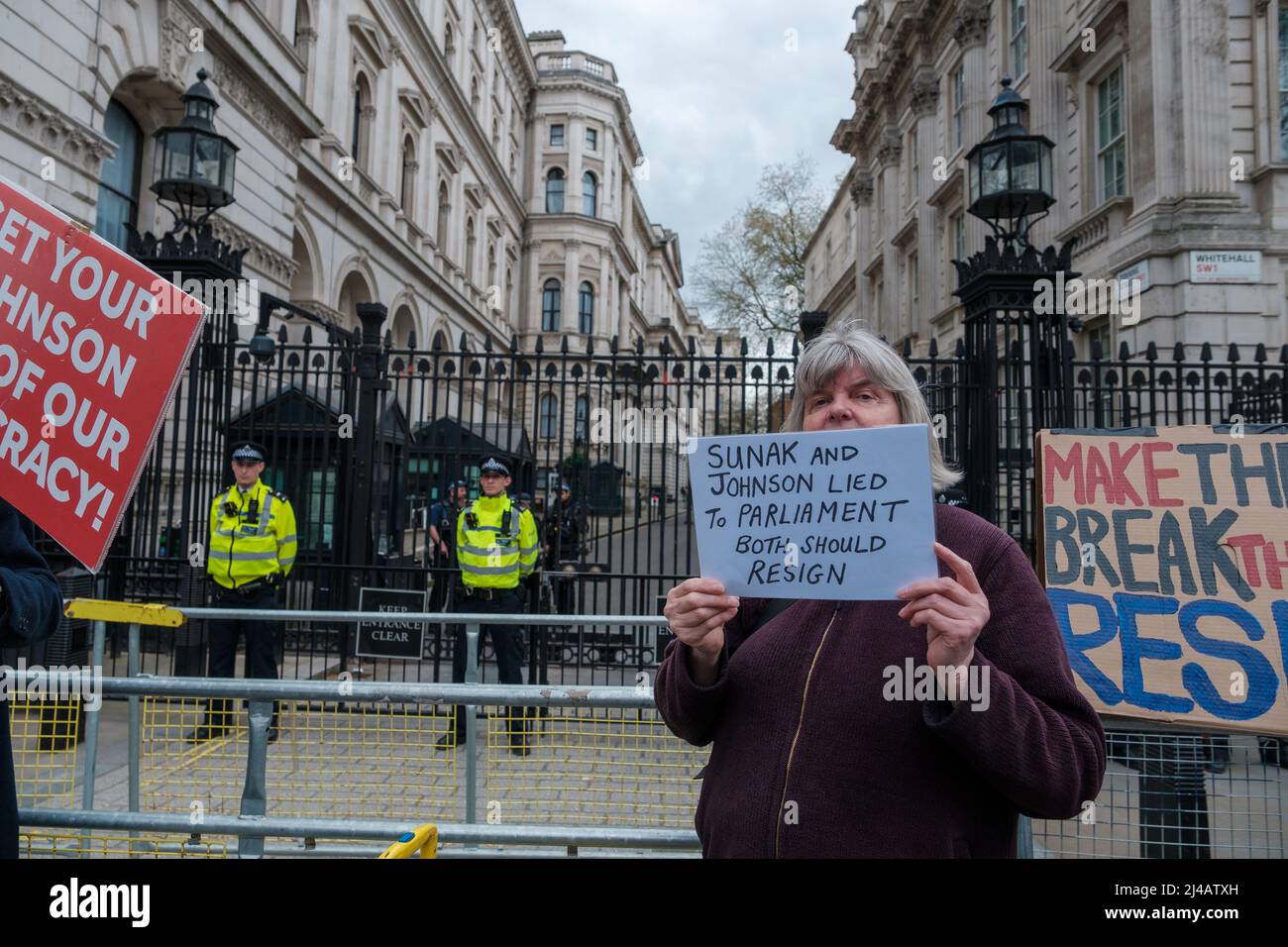 Une poignée de manifestants sont venus manifester leur mécontentement à l'égard des 50 personnes qui ont assisté à diverses fêtes au numéro 10 Downing Street Banque D'Images