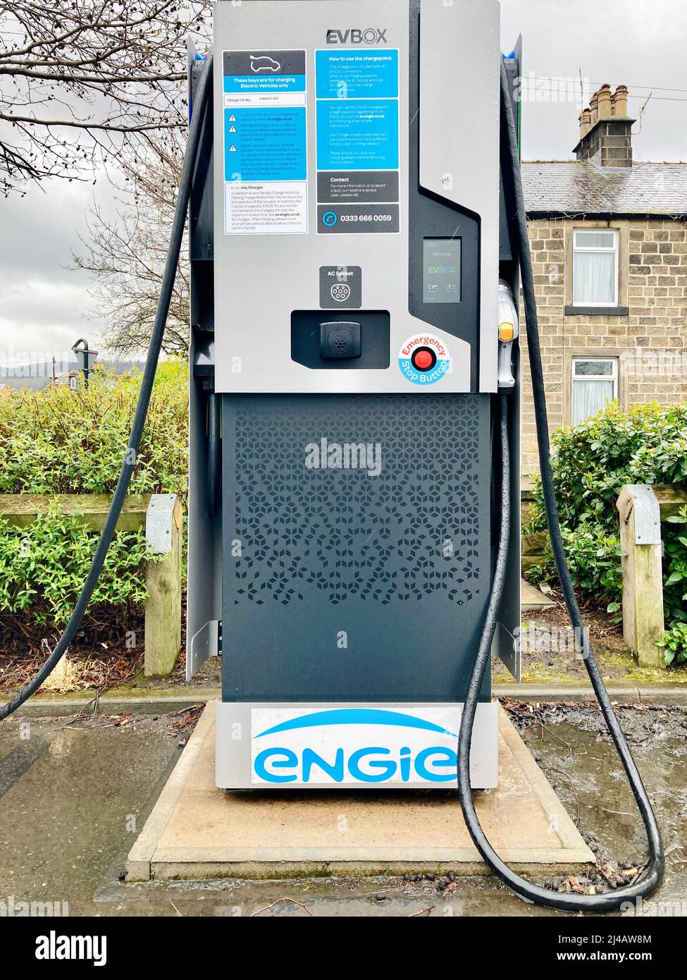 Une station de charge de voiture électrique par Engie / EVBox exploité par  Genipoint. Chargeur EV dans un parking Asda à Otley, Leeds Photo Stock -  Alamy