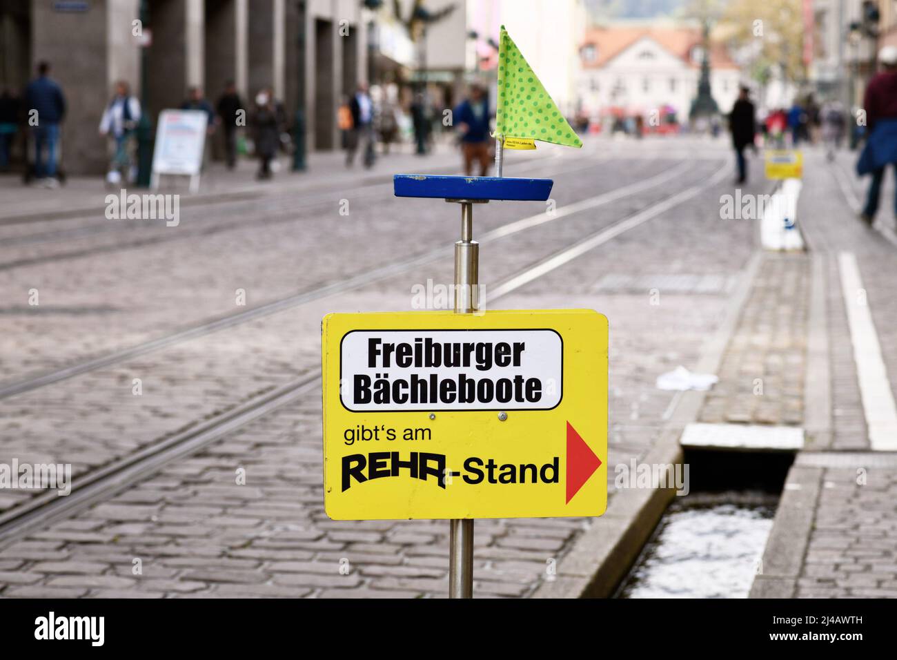 Freiburg, Allemagne - avril 2022: Panneau indiquant la boutique qui vend de petits bateaux en bois jouets les enfants peuvent flotter sur le ruisseau appelé 'Bächle' dans le centre-ville Banque D'Images