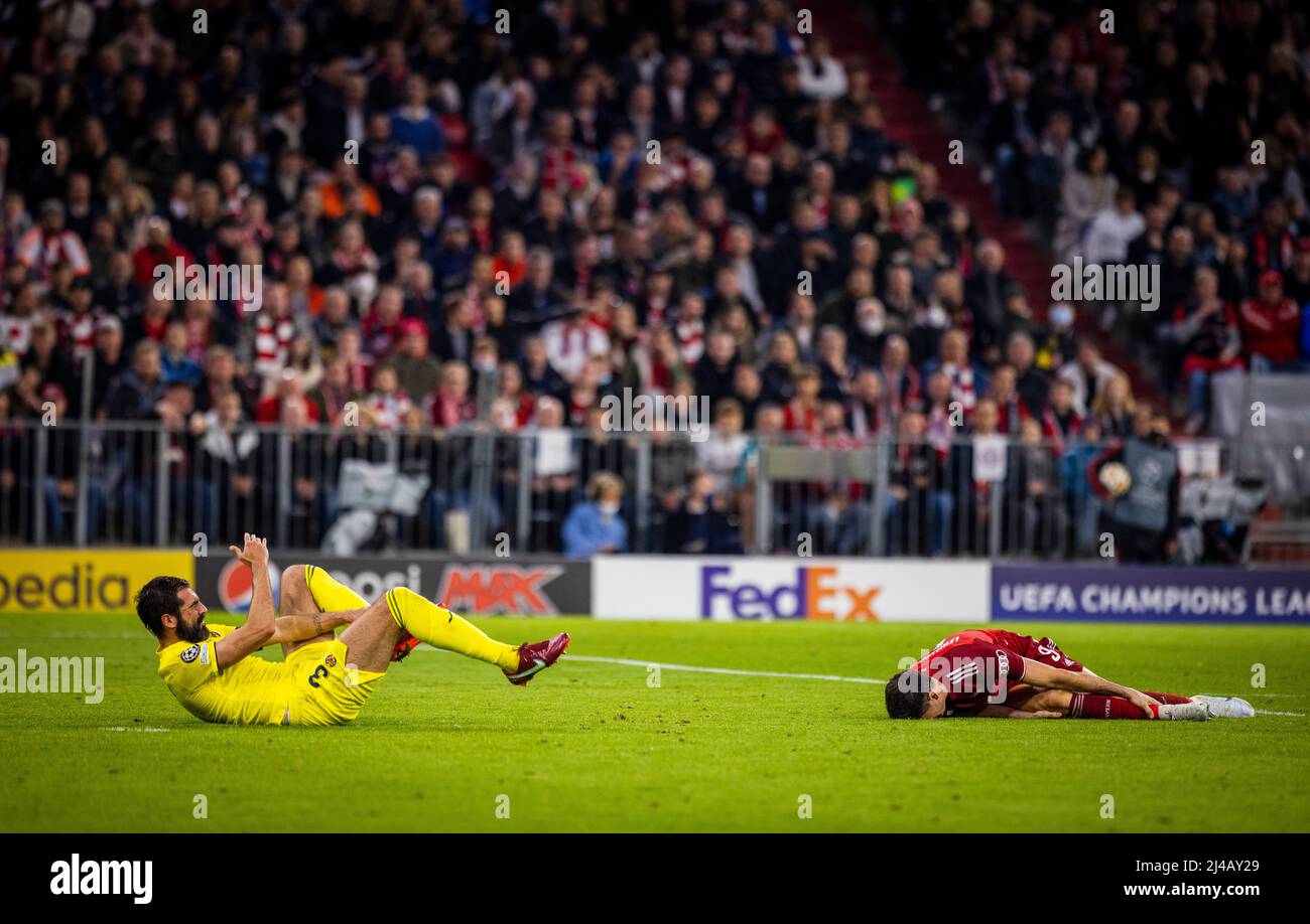 Raul Albiol (Villareal) und Robert Lewandowski (Muenchen) krümmen sich vor Schmerzen FC Bayern München - FC Villareal 12.04.2022, Fussball; saison 2 Banque D'Images