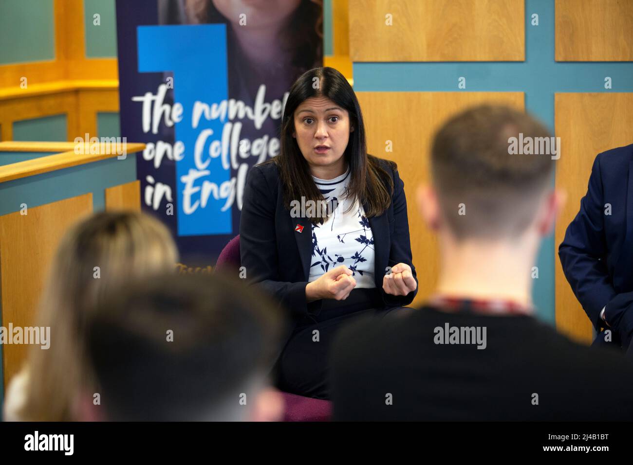 Lisa Nandy (accompagnée de Keir Starmer) s'entretient avec des étudiants en droit et en politique lors d'une session de questions-Réponses au Burnley College du Lancashire. Banque D'Images