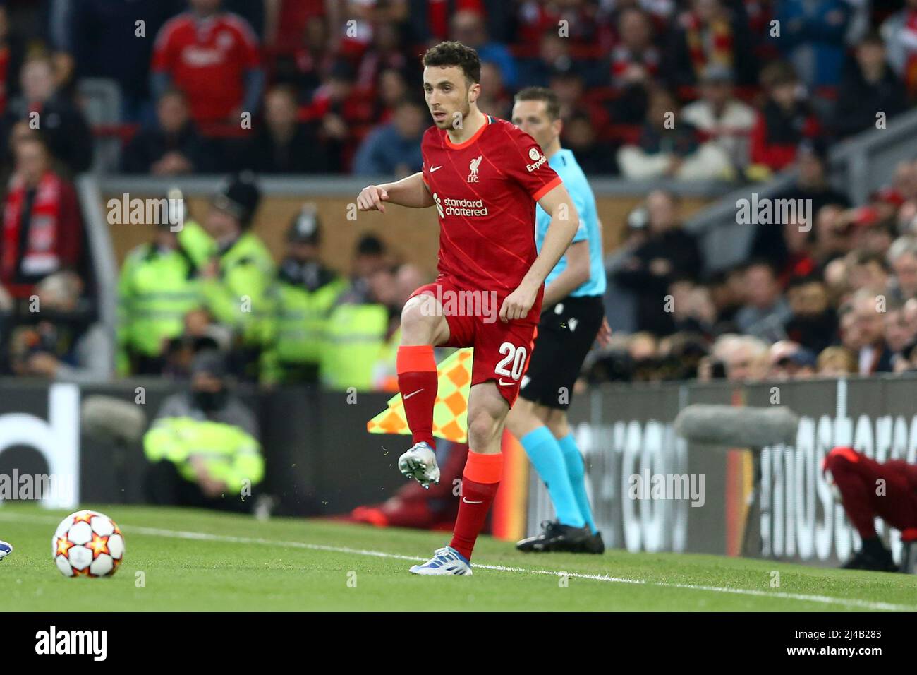 Liverpool, Royaume-Uni. 13th avril 2022. Diogo Jota de Liverpool passe le ballon en arrière. Ligue des champions de l'UEFA, quart de finale du match de 2nd jambes, Liverpool v Benfica au stade Anfield de Liverpool le mercredi 13th avril 2022. Cette image ne peut être utilisée qu'à des fins éditoriales. Utilisation éditoriale uniquement, licence requise pour une utilisation commerciale. Aucune utilisation dans les Paris, les jeux ou les publications d'un seul club/ligue/joueur. photo par Chris Stading/Andrew Orchard sports Photography/Alamy Live News crédit: Andrew Orchard sports Photography/Alamy Live News Banque D'Images