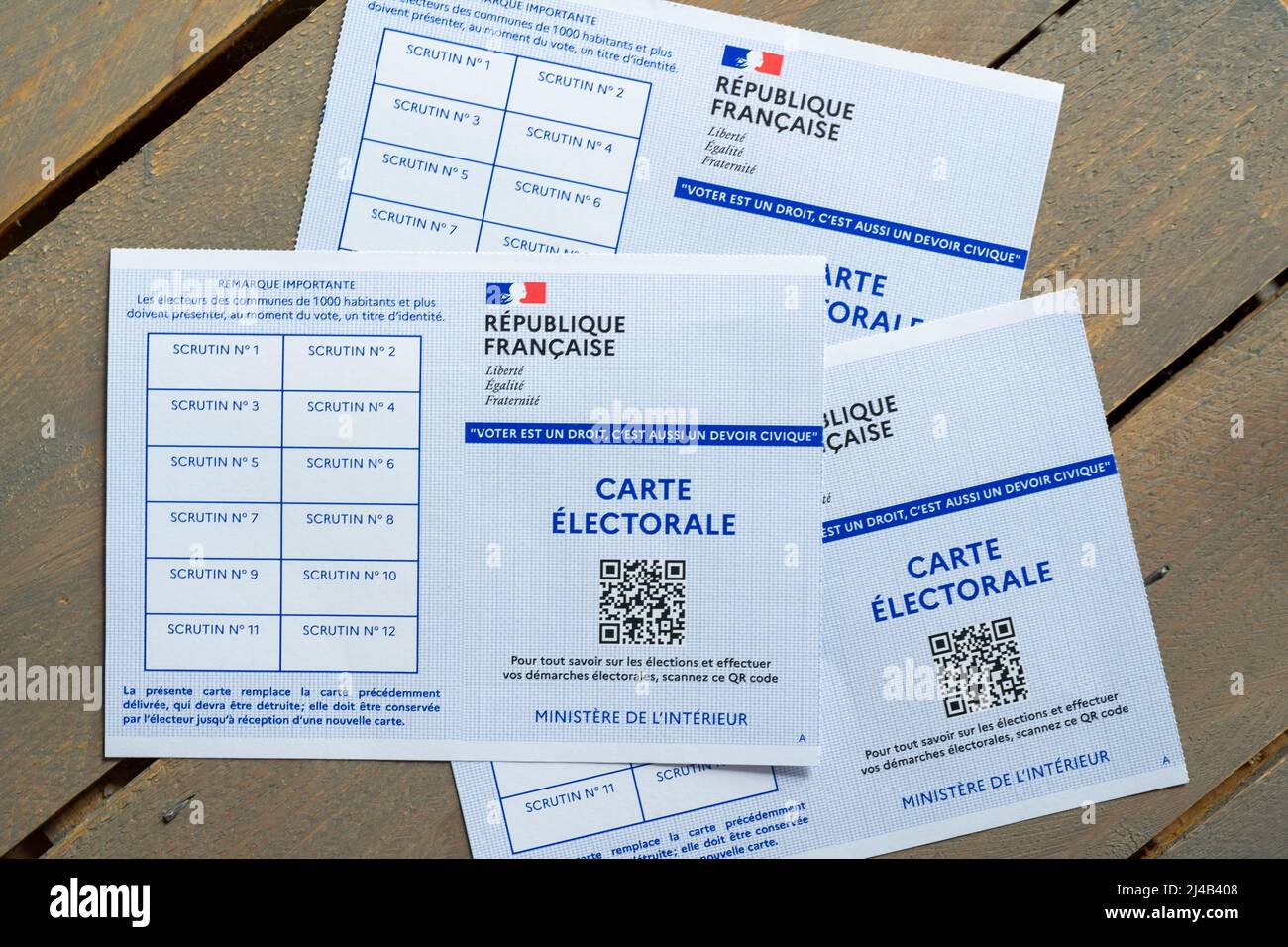 Cartes de l'électeur Français, cartes Electorales, sur fond de bois gris Banque D'Images