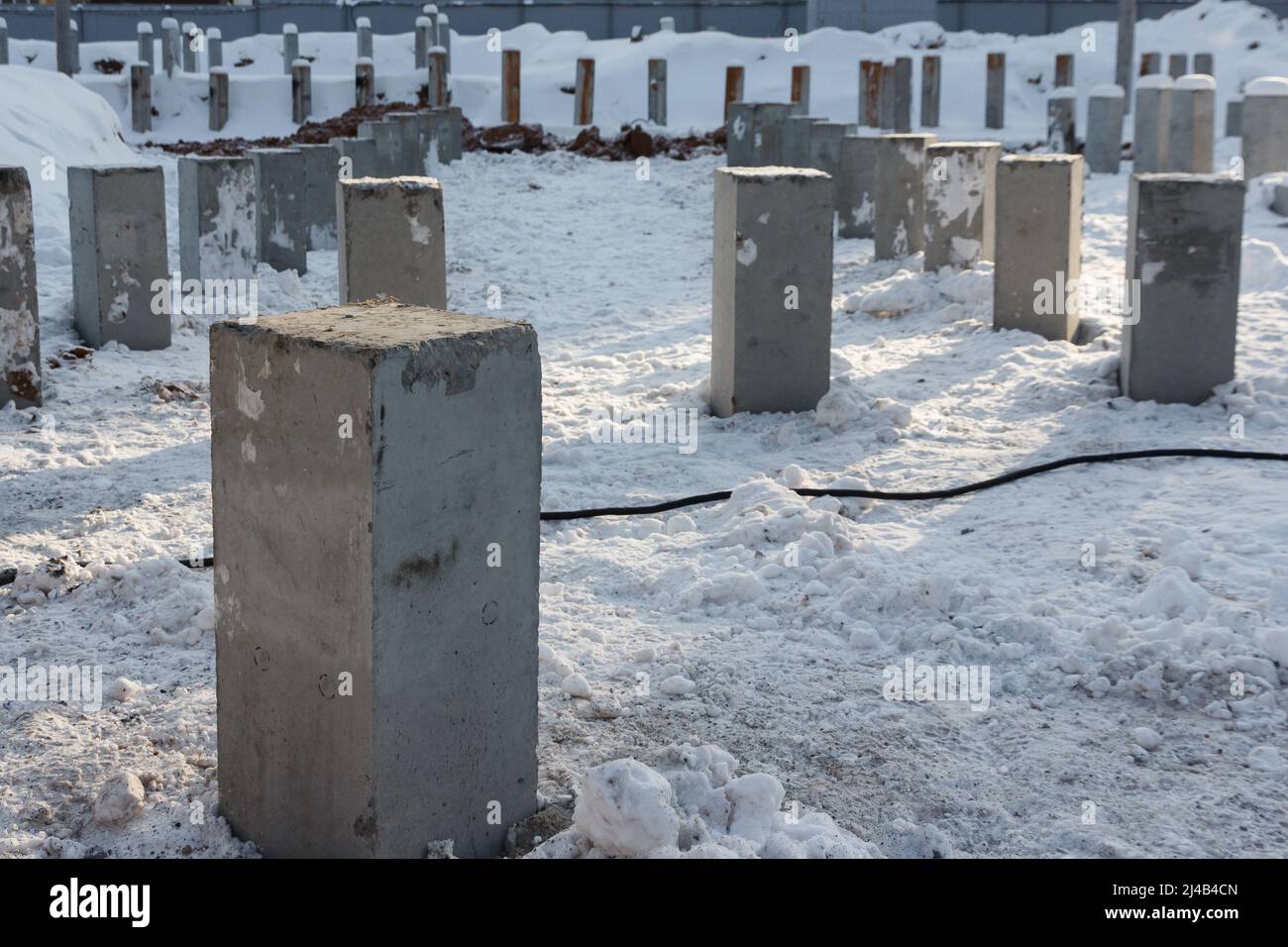 Fondation d'un bâtiment en construction. Colonnes en béton. Base en béton. Pières de construction en béton et en acier Banque D'Images